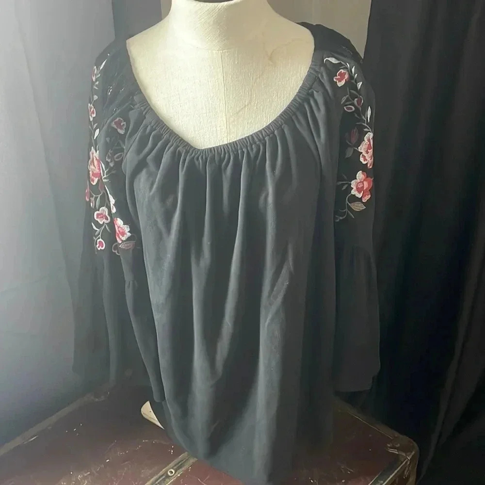 Black Umgee Top with Floral Embroidery‎ XL